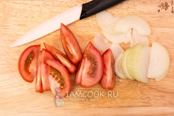 Порезать лук и помидоры