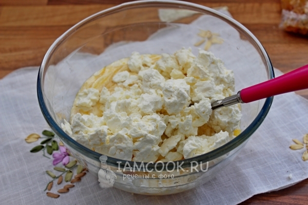 Положить творог