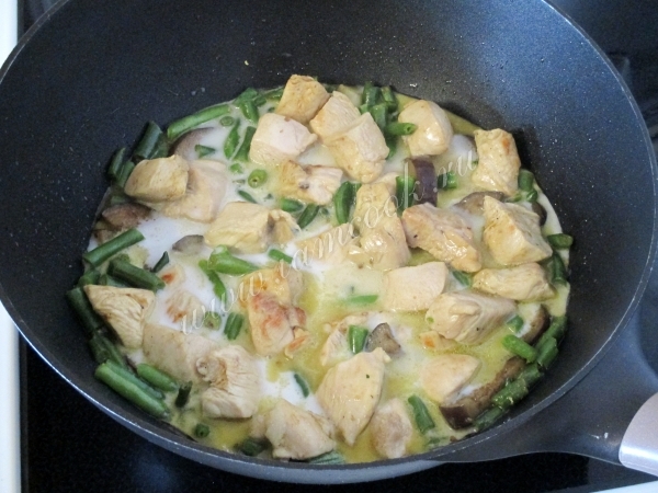 Тушим курицу в зеленом соусе карри