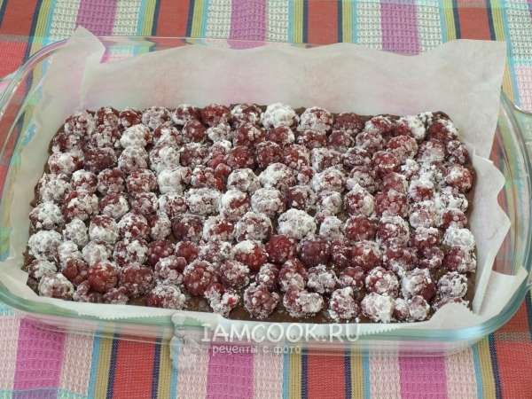 Уложить на тесто ягоды