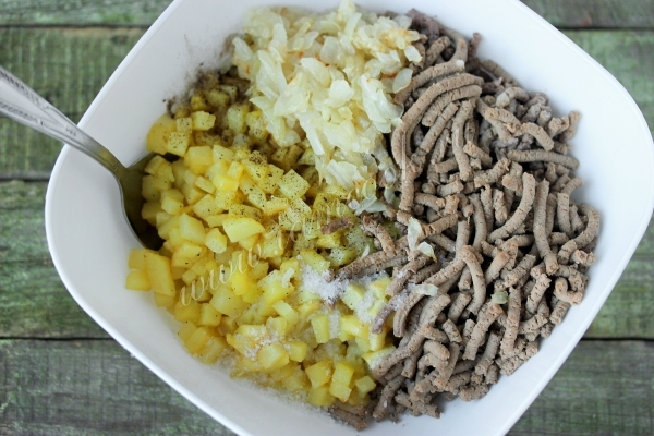 Картофель с луком и печеночным фаршем