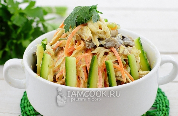 Фото салата с курицей, грибами и корейской морковкой