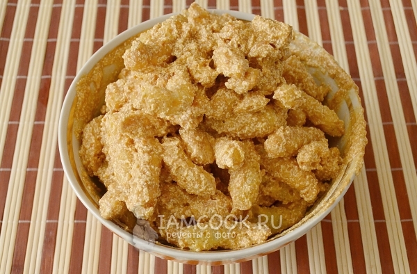 Смешать кукурузные палочки с кремом