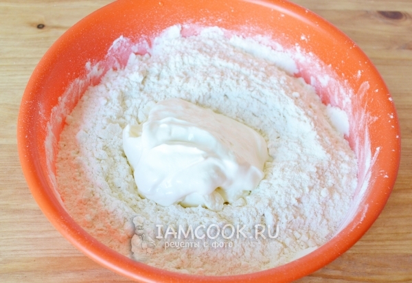 Положить сметану