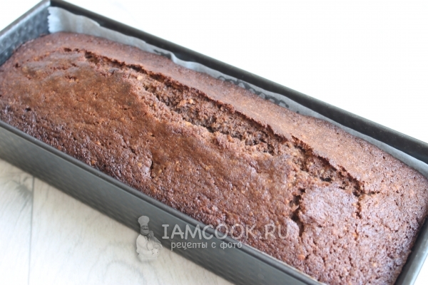 Готовый кекс с шоколадом и красным вином