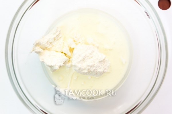 Смешать творог, масло, молоко и соль