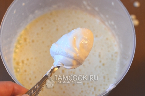 Положить сметану