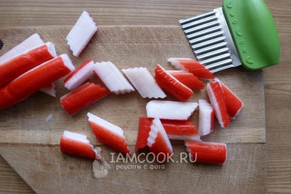 Порезать крабовые палочки