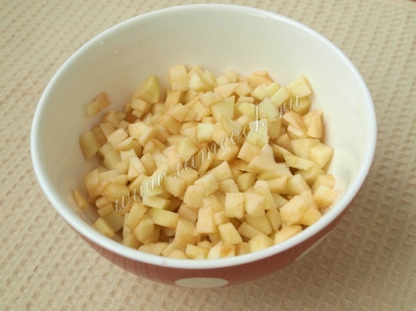 Яблоко порезанное кубиками