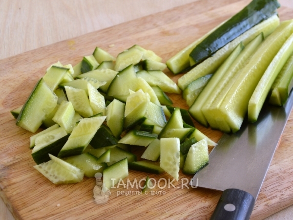 Порезать огурец