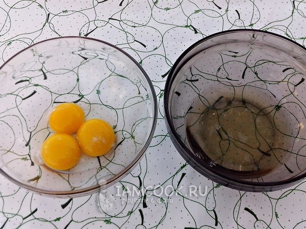 Отделить белки от желтков