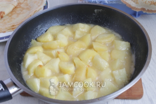 Потушить яблоки