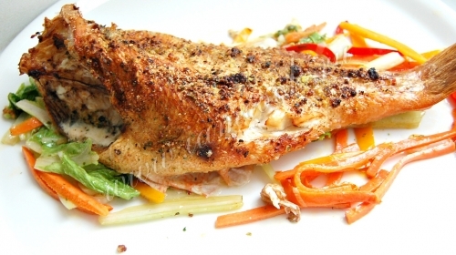 Рыба запеченная в духовке со свежими овощами