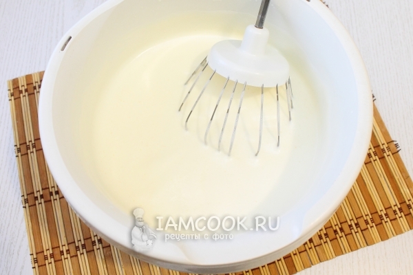 Взбивание яиц и сахара