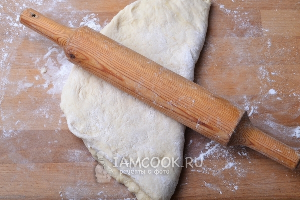 Тесто сложить пополам и раскатать