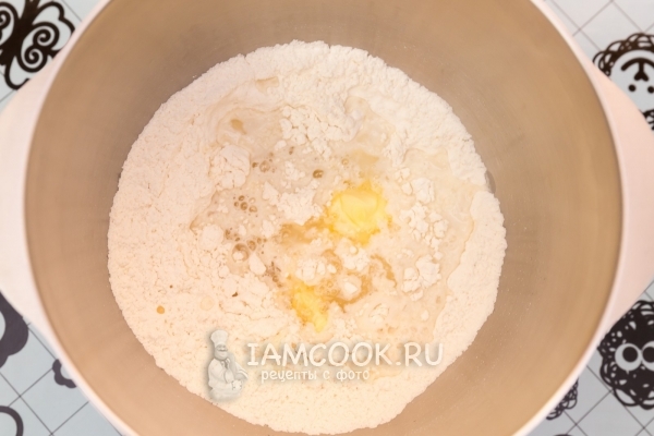 Смешать муку с дрожжами и маслом