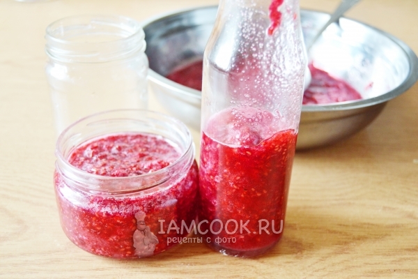 Уложить в банки малину