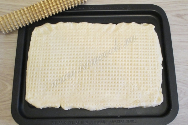 Раскатать пласт теста на сгущенке