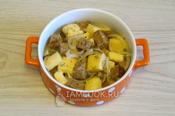 Переложить овощи с хлебом в форму