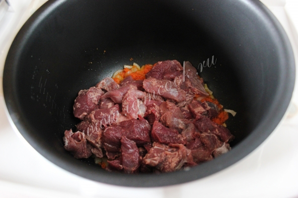 Добавить мясо в чашу мультиварки