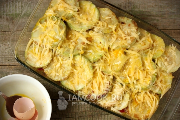 Запечь запеканку из кабачков с фаршем и помидорами в духовке