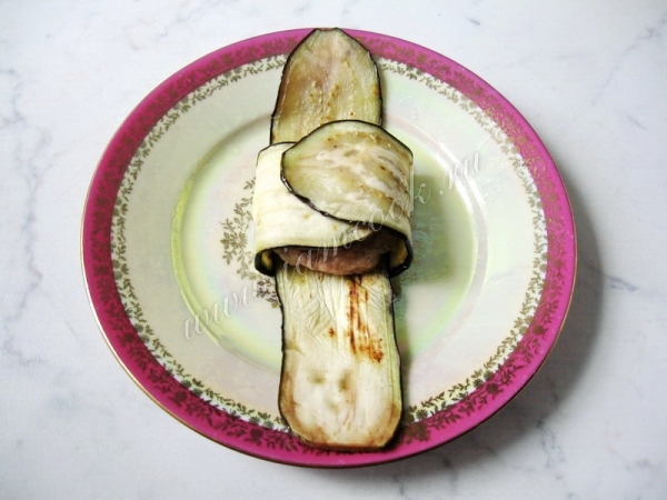 Завернуть котлету в баклажан