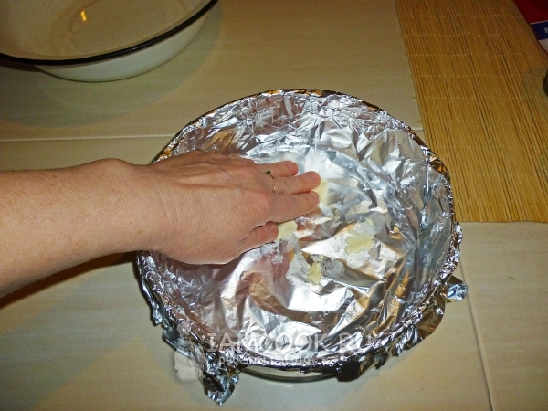 Положить на фольгу кусочки масла