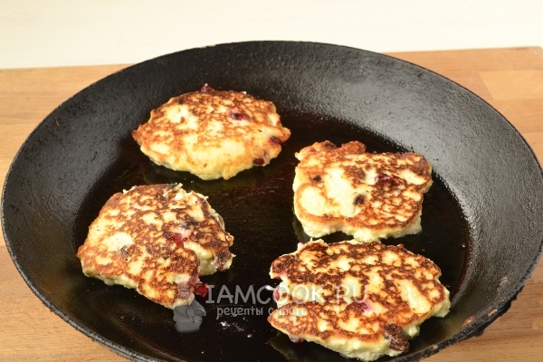 Жарить сырники со второй стороны