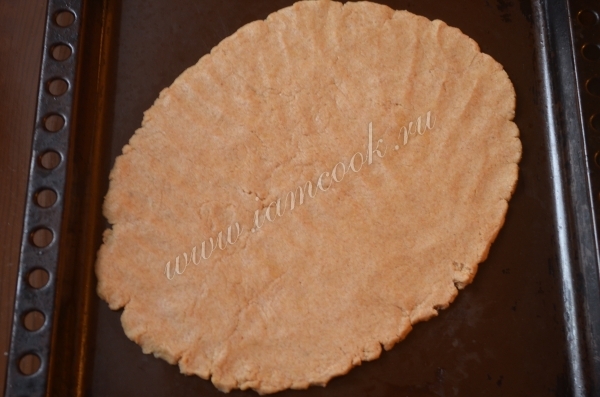 Раскатать тесто по противню