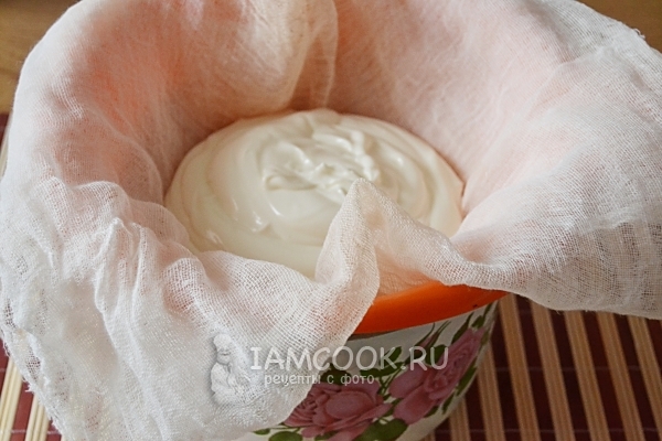 Положить сметану в марлю