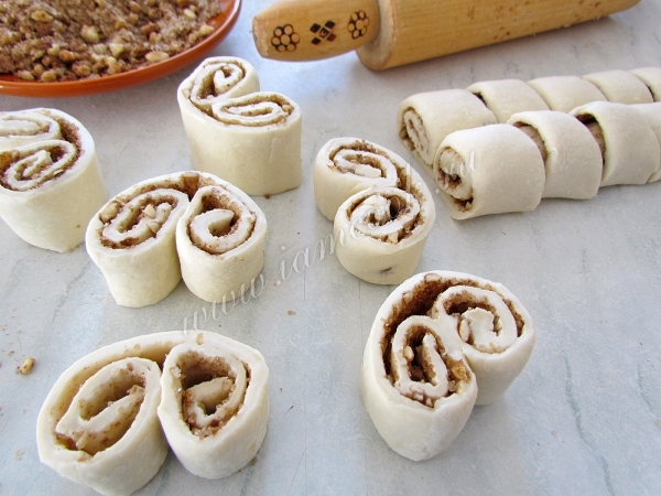 нарезать тесто ушками