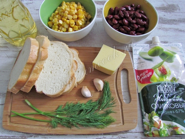 Ингредиенты для салата с кукурузой и сухариками