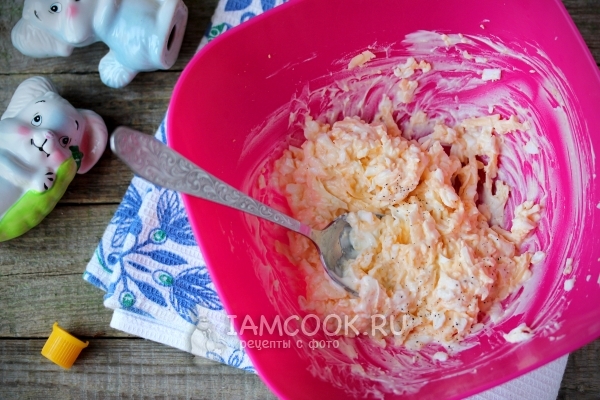 Добавить майонез и перец с солью