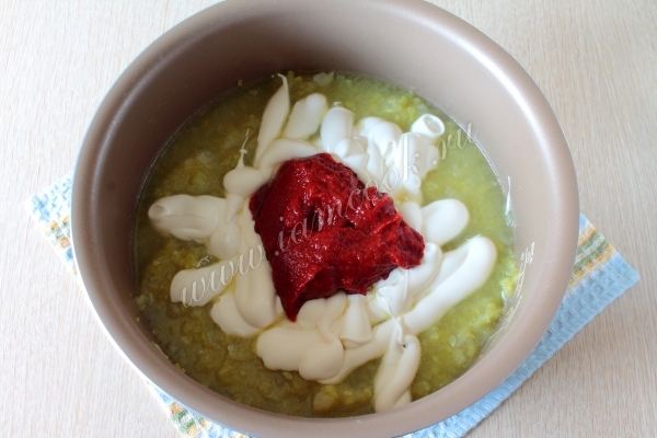 Добавить майонез и томатную пасту