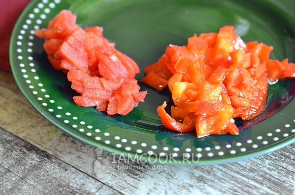 Порезать перец и помидор