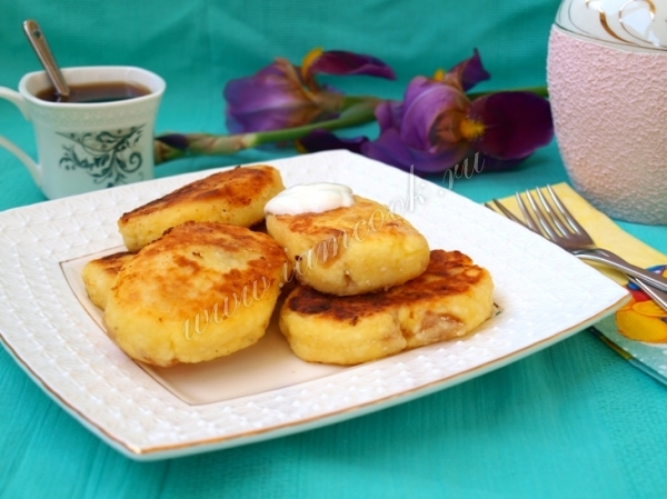 Сырники с манкой на тарелке