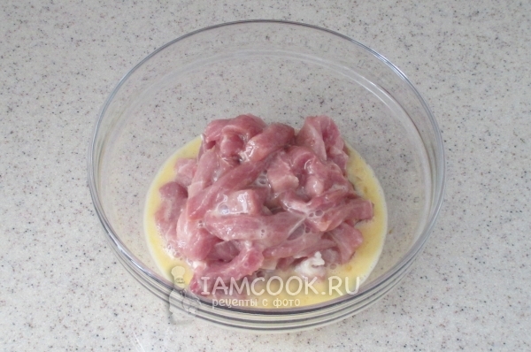 Положить мясо в яичную смесь