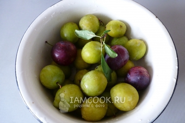 Сливы в миске