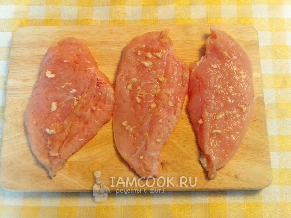 Натереть куриную грудку чесноком с солью