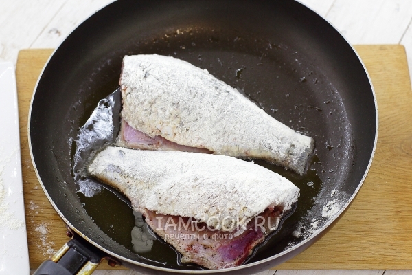Положить рыбу на сковороду с маслом