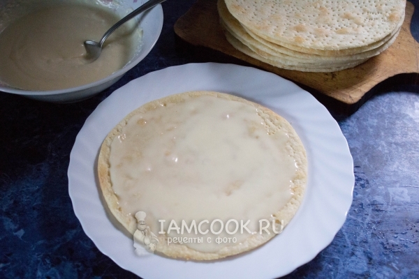 Смазать корж кремом