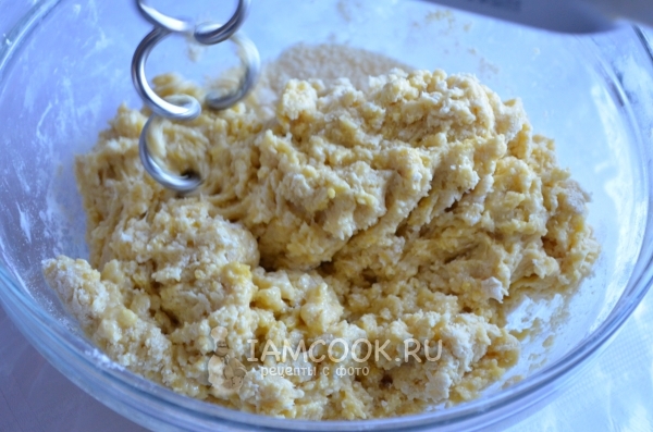 Смешать сухую массу с яйцами