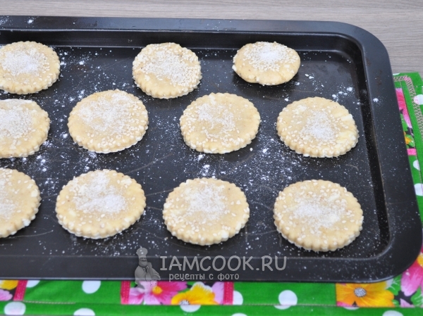 Выложить кружочки теста на противень