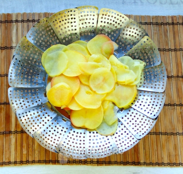 Слить лишнюю жидкость с яблок