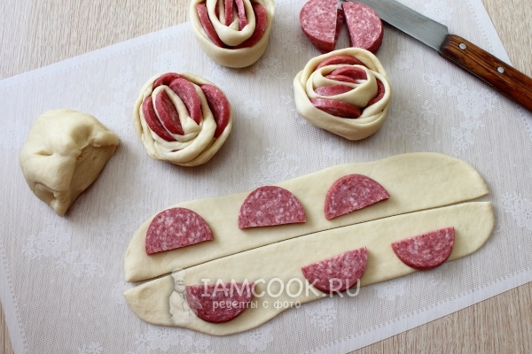 Булочки с колбасой