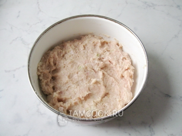 Фарш посолить и перемешать