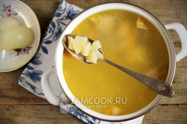 Положить в бульон картофель и мясо