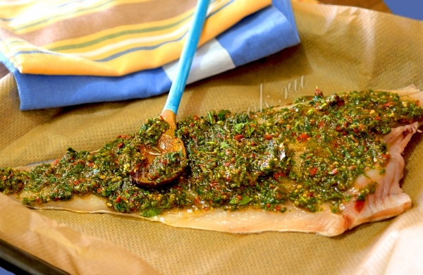 Намазать соусом рыбное филе