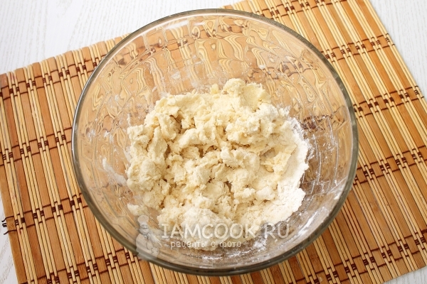 Смешать масло с мукой, сахаром и яйцом