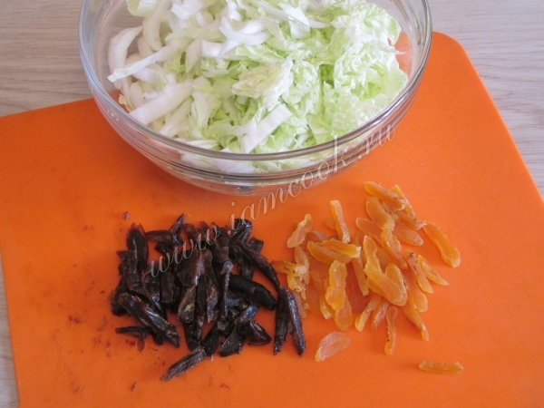 Сухофрукты с капустой